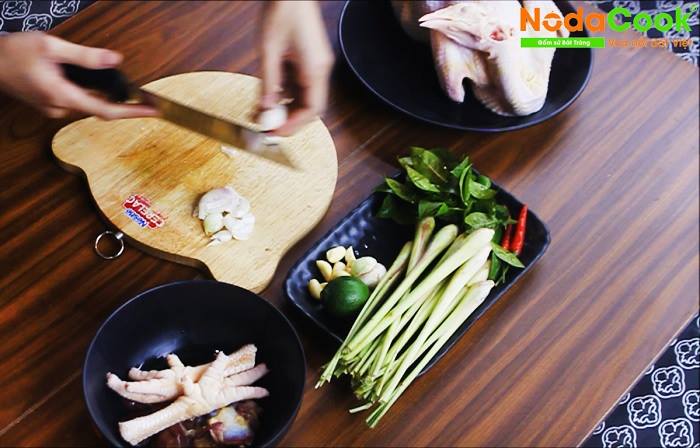 Sơ chế các loại gia vị, rau đi kèm khi hấp với gà.