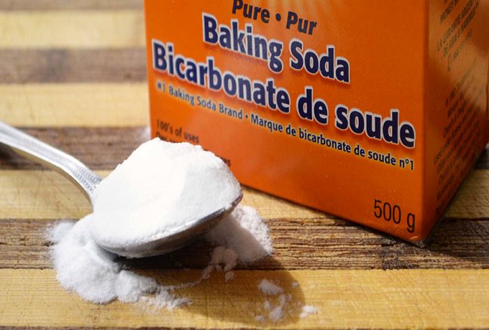 Sử dụng baking - soda để loại bỏ những vết bẩn lâu ngày khó tẩy rửa.
